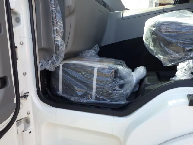 キャブ内に付属品が積んであります。|三菱 スーパーグレート 2PG-FS74HZの写真28