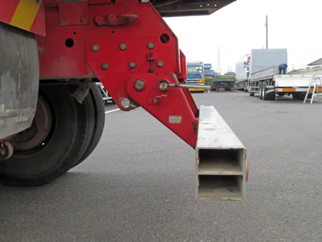 リアバンパーは可倒式です。（ロックピンが動きが悪く、非常に硬いです）|三菱 スーパーグレート QKG-FV60VXの写真13