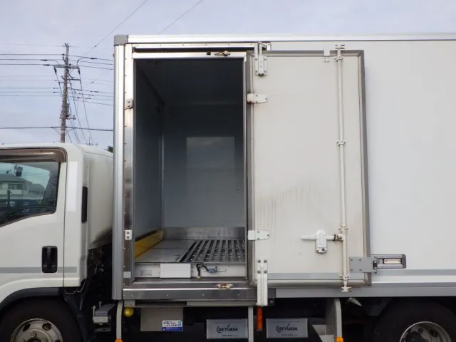 助手席側に片開式スライドドアが付いています|いすゞ エルフ 2RG-NPR88YN(2WD)の写真14