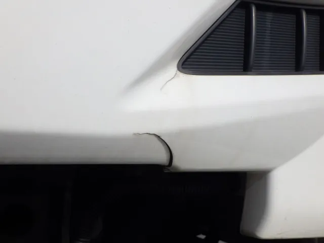 フロントグリルの助手席側にヒビがあります。|いすゞ エルフ 2RG-NPR88YN(2WD)の写真27