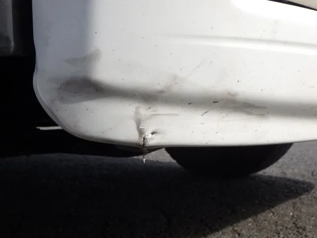 フロントバンパーの運転席側にキズ・割れがあります。|いすゞ エルフ 2RG-NPR88YN(2WD)の写真28