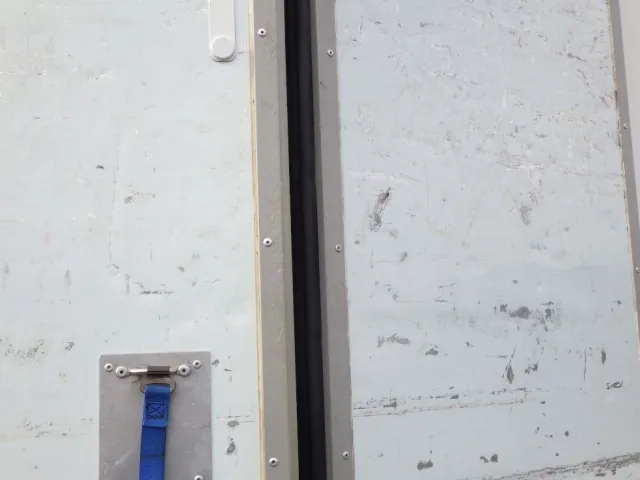 リヤ扉裏側にキズ・ヘコミ・穴があります。|いすゞ エルフ 2RG-NPR88YN(2WD)の写真35