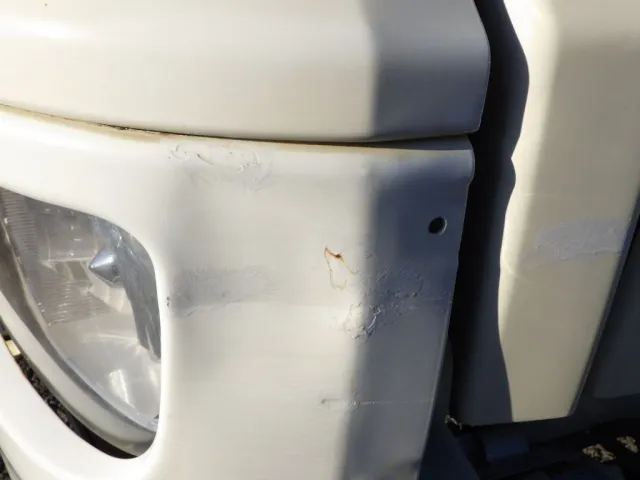 フロントバンパーの助手席側にキズ・ヘコミ・タッチアップ跡があります。(カバーが欠損しています)|日野 プロフィア QKG-FS1EKDAの写真26