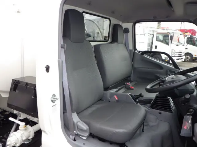乗車定員は３名です。|日野 デュトロ 2KG-XZU600E(2WD)の写真6