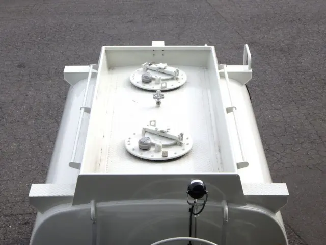 タンク天井の状態です。|日野 デュトロ 2KG-XZU600E(2WD)の写真7