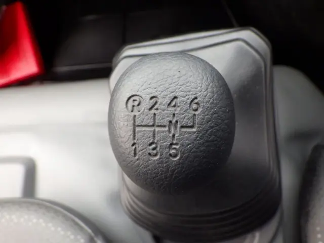 MT６速です。|日野 デュトロ 2KG-XZU600E(2WD)の写真25