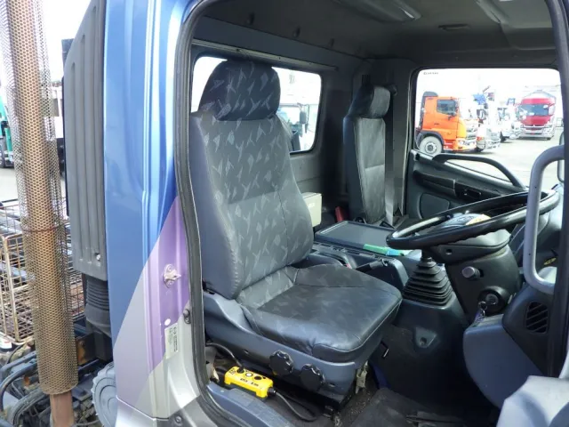 乗車定員は2名です。|日野 レンジャー ADG-FJ7JGWAの写真6