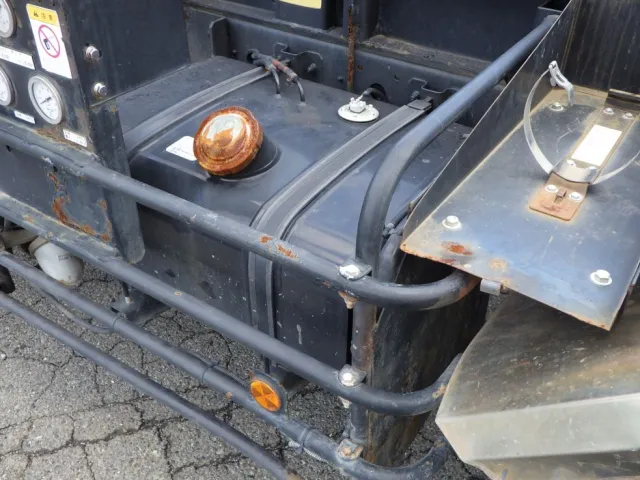 燃料タンクは100Lです。|日野 レンジャー ADG-FJ7JGWAの写真17