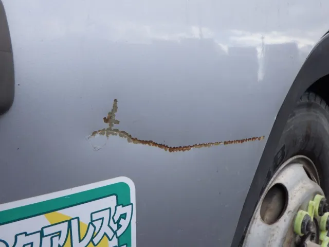 助手席側ドアにキズ・サビ・ヘコミがあります。(運転席側にもあります)|日野 レンジャー ADG-FJ7JGWAの写真24