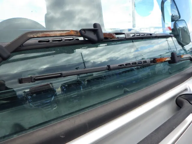 ワイパーブレードにサビがあります。|日野 レンジャー ADG-FJ7JGWAの写真27