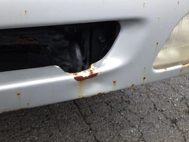 フロントバンパーにキズ・サビ・ヘコミがあります。|日野 レンジャー ADG-FJ7JGWAの写真28