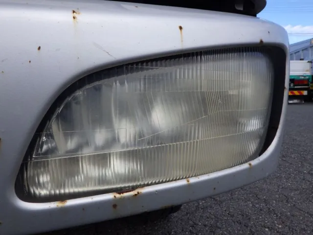 助手席側ヘッドランプレンズにクモリがあります。|日野 レンジャー ADG-FJ7JGWAの写真29