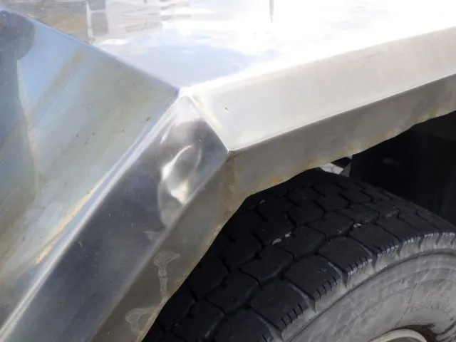 左右のリヤフェンダーにキズ・ヘコミがあります。|日野 レンジャー ADG-FJ7JGWAの写真32
