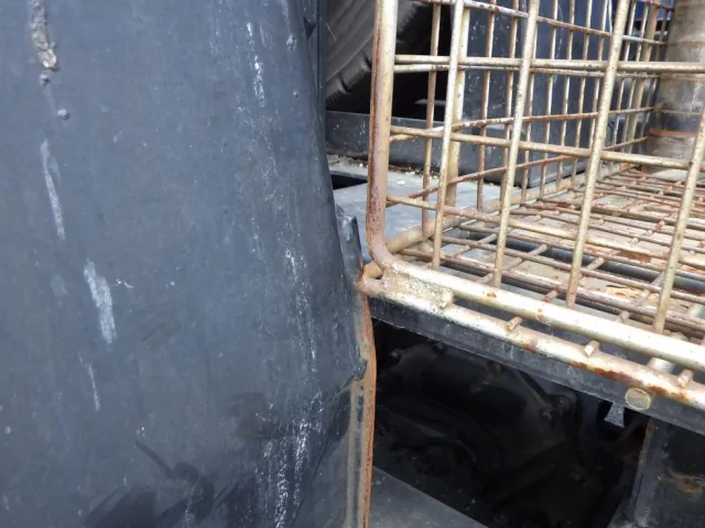 フックと物入れが接触しています。|日野 レンジャー ADG-FJ7JGWAの写真38