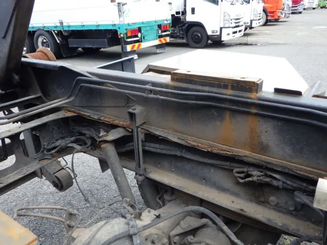 シャーシにサビがあります。|日野 レンジャー ADG-FJ7JGWAの写真42