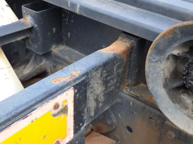 反射板のブラケットにサビ・曲がりがあります。|日野 レンジャー ADG-FJ7JGWAの写真44