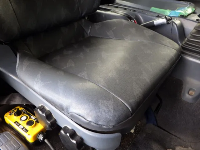 運転席座面にヘタリがあります。|日野 レンジャー ADG-FJ7JGWAの写真45