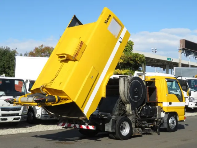 いすゞ エルフ PB-NKR81N(2WD)の写真4