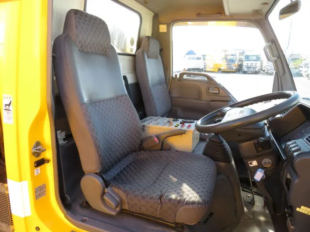 いすゞ エルフ PB-NKR81N(2WD)の写真6