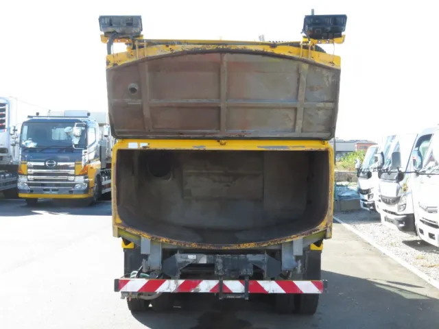 いすゞ エルフ PB-NKR81N(2WD)の写真16