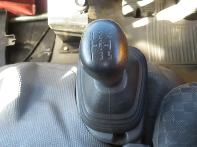 いすゞ エルフ PB-NKR81N(2WD)の写真26