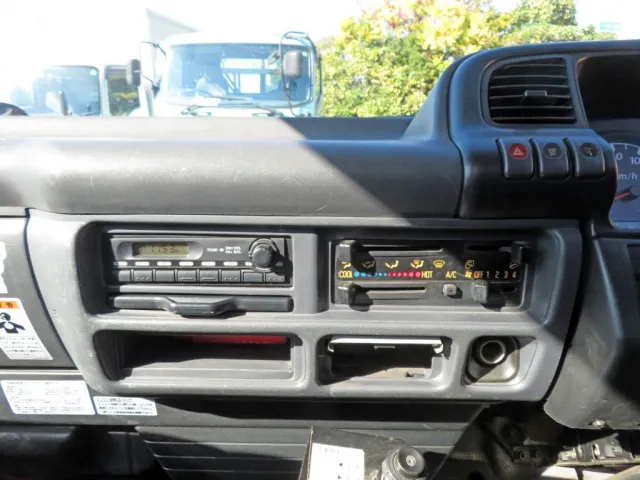 いすゞ エルフ PB-NKR81N(2WD)の写真31