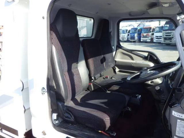乗車定員は3名です。|三菱 キャンター 2RG-FBA60(2WD)の写真6