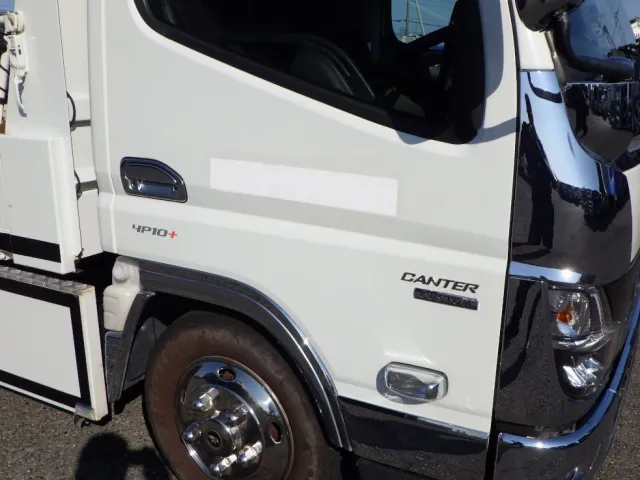 運転席側ドアに塗装跡があります。(助手席側にもあります)|三菱 キャンター 2RG-FBA60(2WD)の写真19