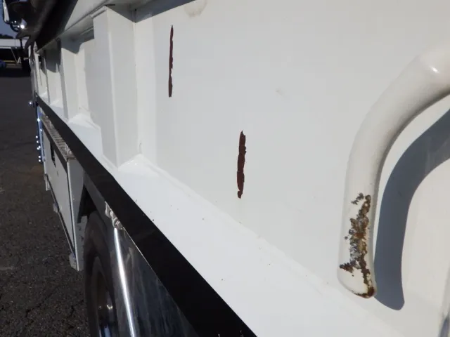 ボディーの助手席側にキズ・サビ・凸があります。|三菱 キャンター 2RG-FBA60(2WD)の写真22