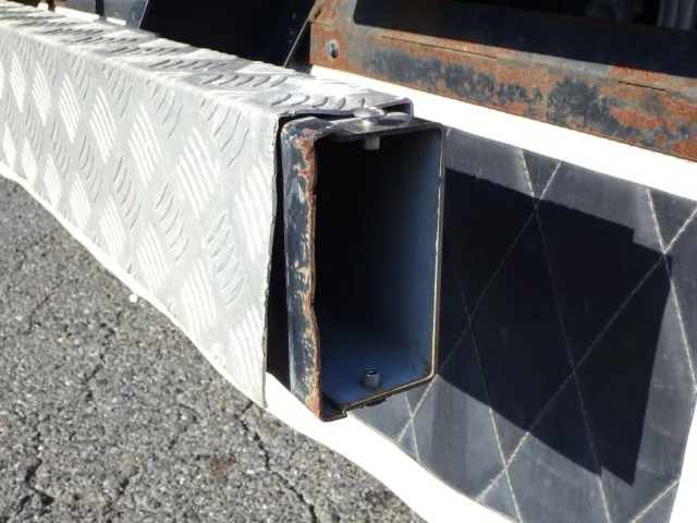 リヤバンパーの運転席側カバーが欠損しています。(縞板に曲がりがあります)|三菱 キャンター 2RG-FBA60(2WD)の写真29