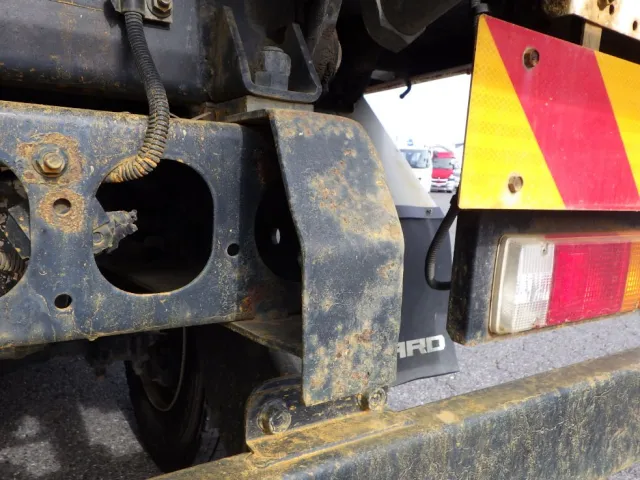 フレーム後方にサビ・ヘコミがあります。|いすゞ フォワード 2RG-FRR90S1(2WD)の写真35