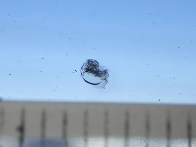 フロントガラスに飛び石キズがあります。|三菱 スーパーグレート 2PG-FS74HZの写真13