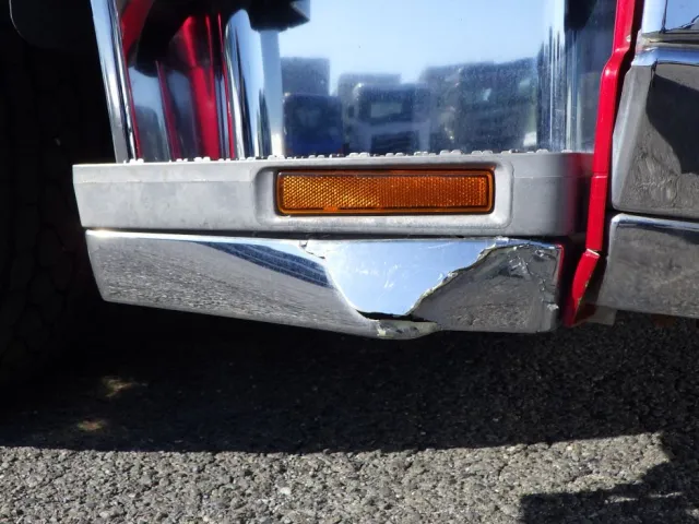 運転席側ステップカバーに割れがあります。|三菱 スーパーグレート 2PG-FS74HZの写真23