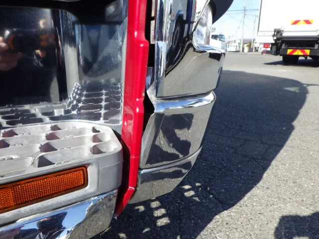 フロントバンパーの運転席側に曲がりがあります。|三菱 スーパーグレート 2PG-FS74HZの写真25