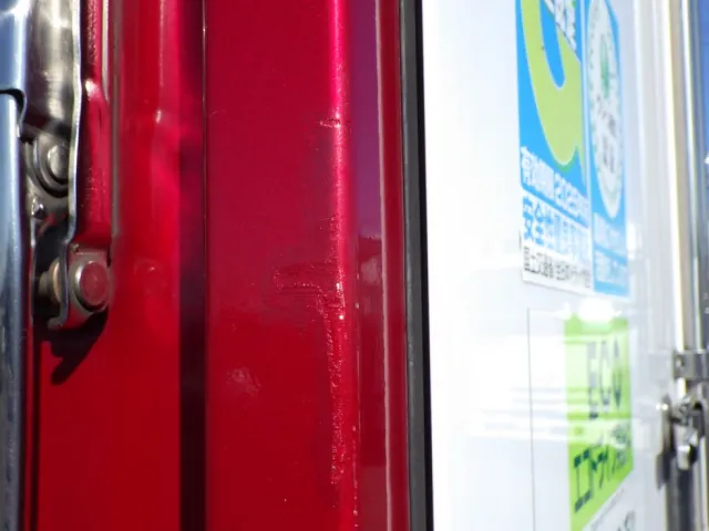 ボディー後方の助手席側にキズ・塗装跡があります。（運転席側にもあります）|三菱 スーパーグレート 2PG-FS74HZの写真33