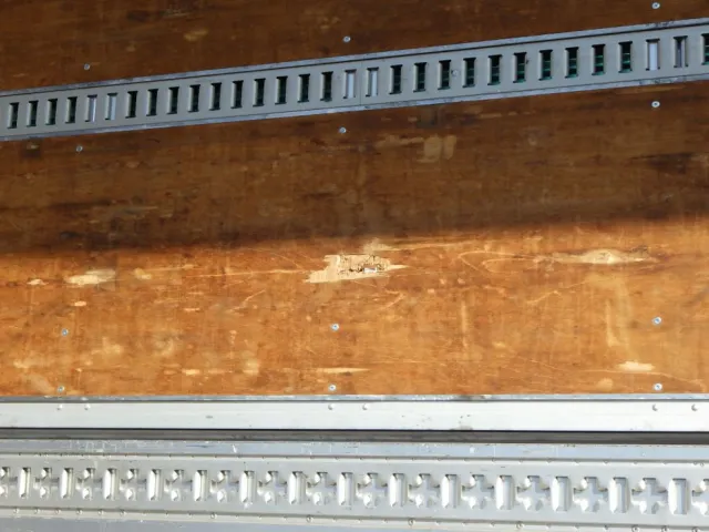 荷台ベニヤ板にキズ・割れがあります。|三菱 スーパーグレート 2PG-FS74HZの写真38