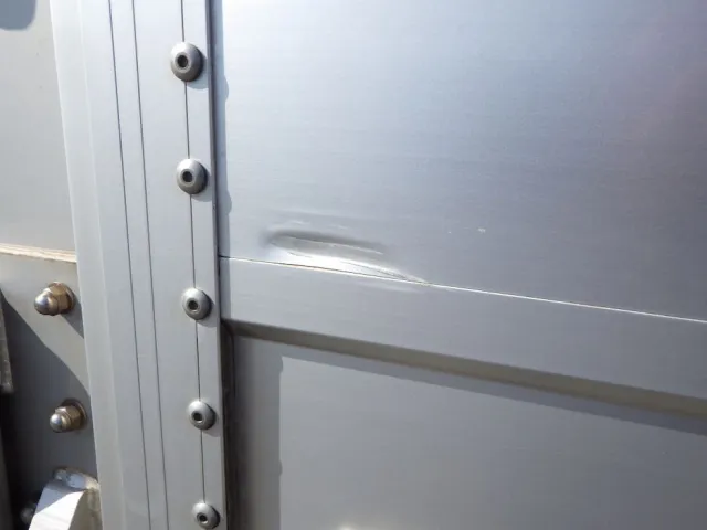 運転席側アオリにキズ・ヘコミがあります。|日野 プロフィア 2DG-FW1AHGの写真25