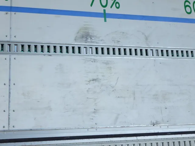 荷台ベニヤ板にスレがあります。|日野 プロフィア 2DG-FW1AHGの写真30