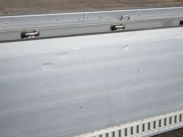 アオリ内側にキズ・ヘコミがあります。|日野 プロフィア 2DG-FW1AHGの写真31