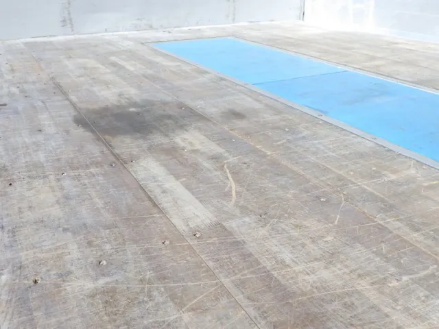 床板にシミ・削れがあります。|日野 プロフィア 2DG-FW1AHGの写真32