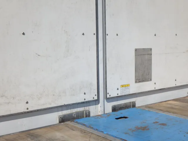 リヤ扉裏側にキズ・ヘコミがあります。|日野 プロフィア 2DG-FW1AHGの写真33