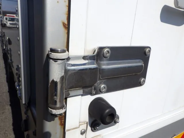 リヤ扉のヒンジに塗装の剝がれがあります。|日野 プロフィア 2DG-FW1AHGの写真34
