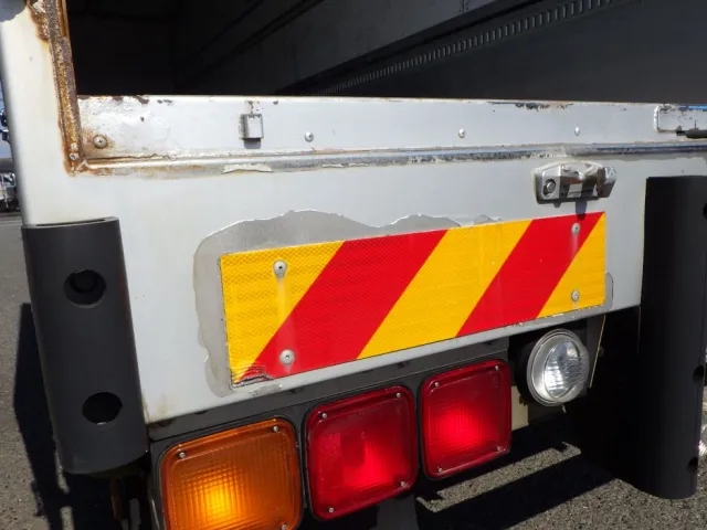 門口下側に塗装の剝がれがあります。|日野 プロフィア 2DG-FW1AHGの写真35