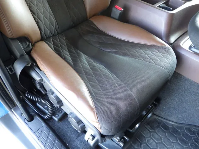 運転席座面にヘタリがあります。|日野 プロフィア 2DG-FW1AHGの写真36