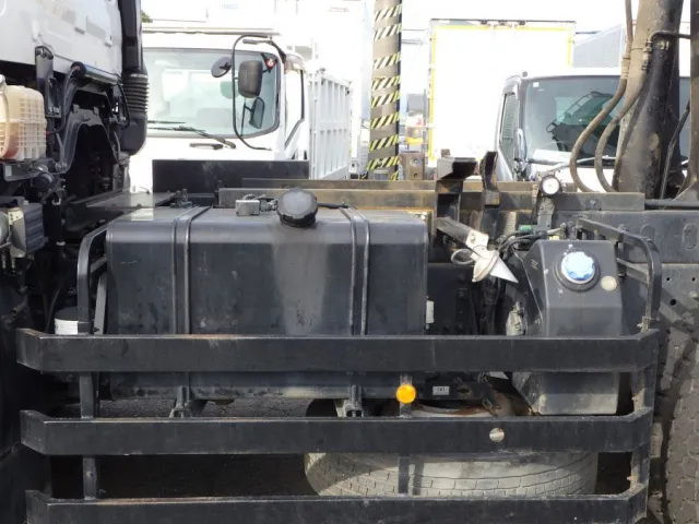 燃料タンクは３００Lです。|UDトラックス クオン 2PG-CW5ALの写真16