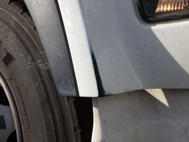 運転席側ステップカバーに曲がりがあります。|UDトラックス クオン 2PG-CW5ALの写真22