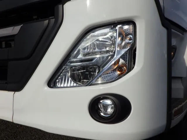 フロントバンパーの助手席側ライトは交換してあります。|UDトラックス クオン 2PG-CW5ALの写真26