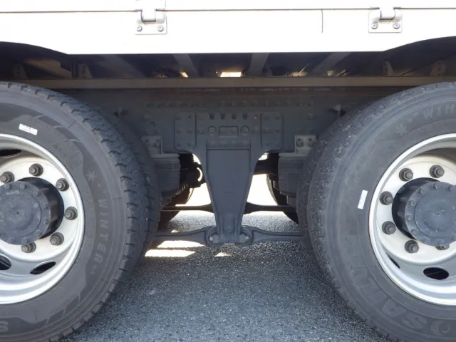 タイヤ間の状態です。(エアサスです)|UDトラックス クオン 2PG-CG5CAの写真5