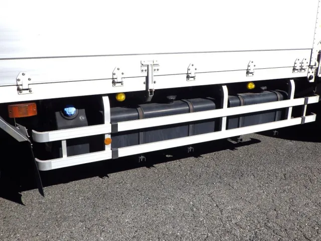 燃料タンクは300LX200Lです。|UDトラックス クオン 2PG-CG5CAの写真13