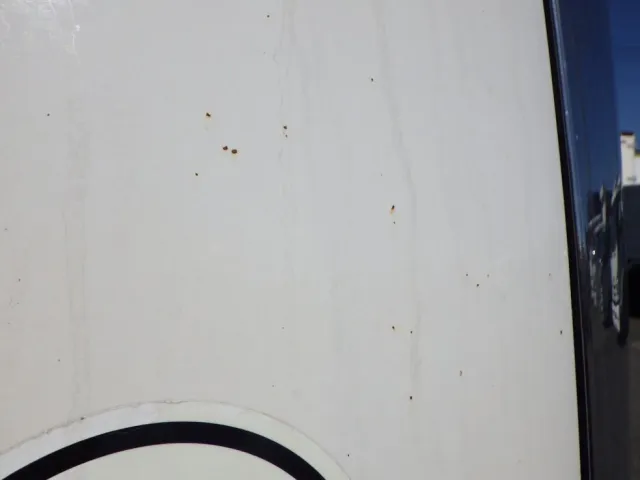 フロントパネルに飛び石キズがあります。|UDトラックス クオン 2PG-CG5CAの写真21